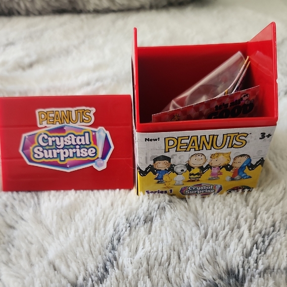 Peanuts Crystal Surprise Toy House - Red and Yellow - Picture 2 of 9